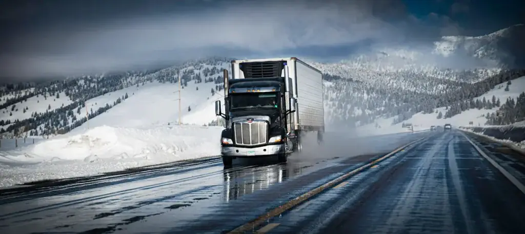Camion lourd sur une route du Québec, exemple d'assurance transport et de camionnage