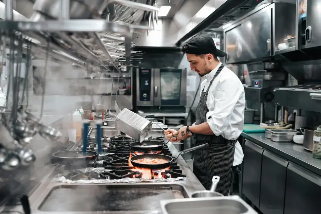 Cuisine de restaurant où l’équipement de protection incendie fait partie d’une bonne assurance hébergement et restauration