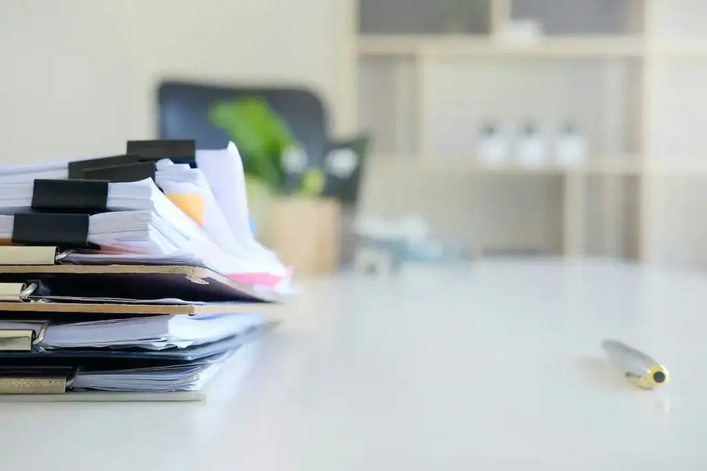 Dossier de réclamation pour un sinistre en entreprise avec documents et photos
