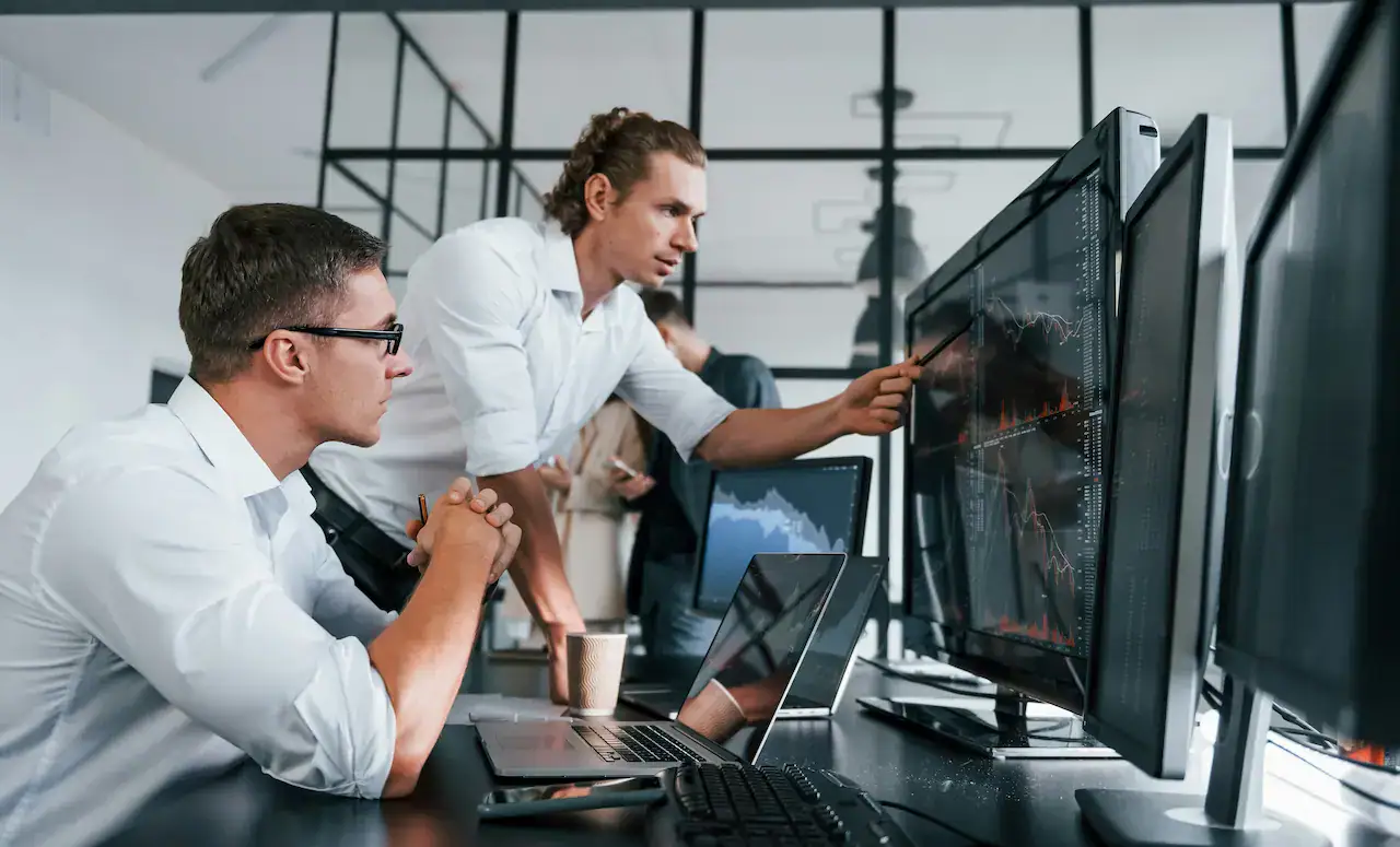 Équipe technique en pleine réponse à un incident de cybersécurité en entreprise.