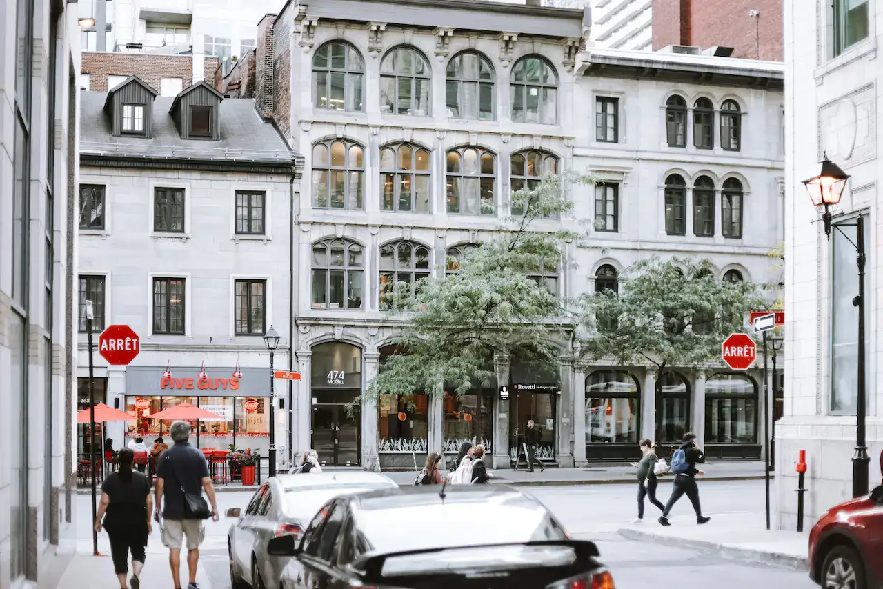 Immeuble commercial loué à plusieurs entreprises en milieu urbain