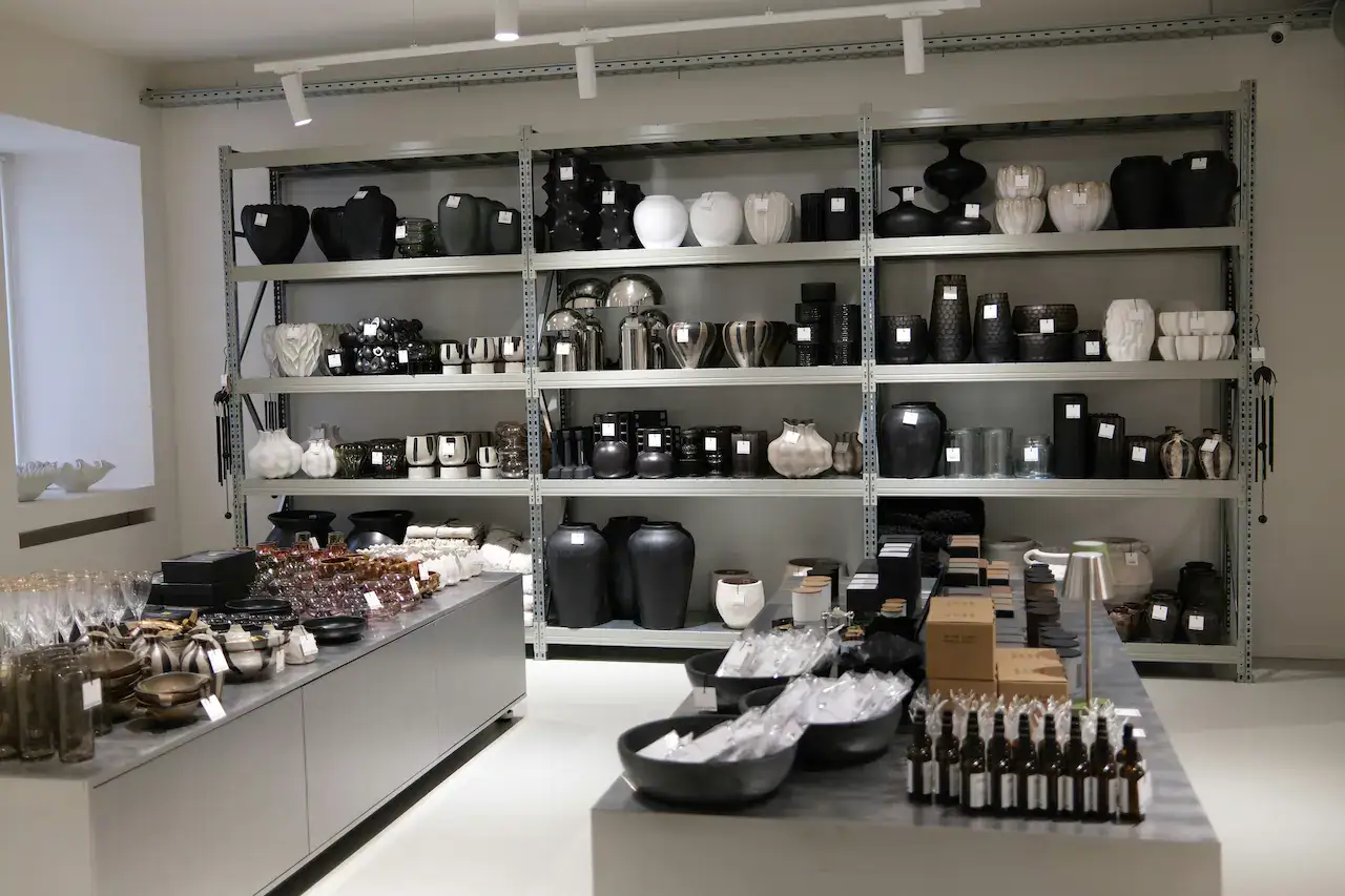 Intérieur d'un commerce locataire avec inventaire et équipements