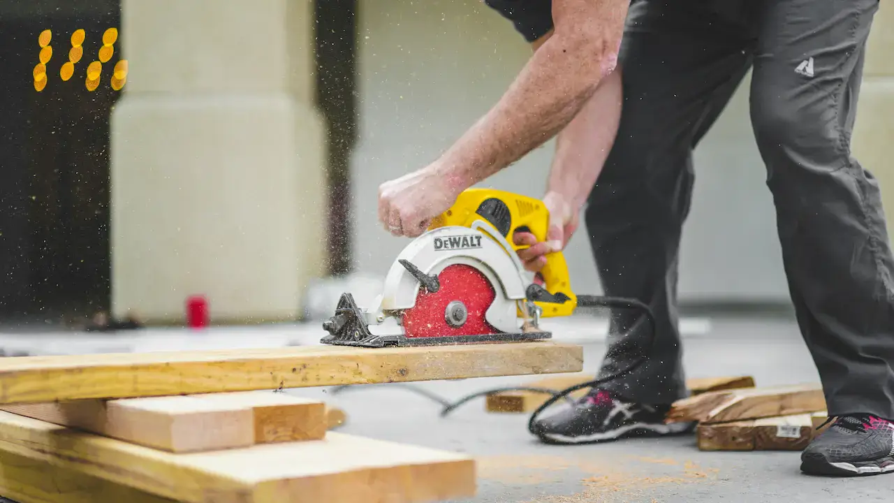 Outillage et scie utilisés sur un chantier.