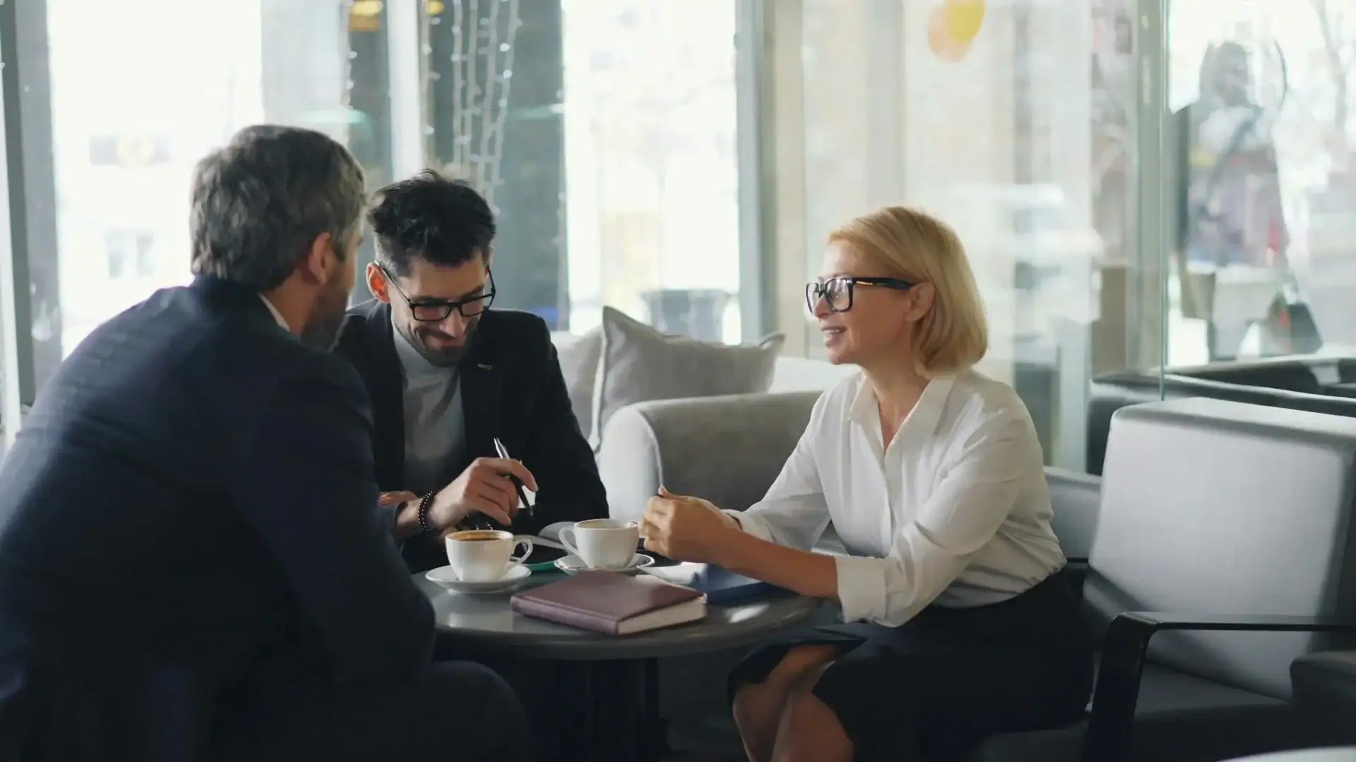 Rencontre entre un courtier et un client pour discuter du renouvellement d’une police commerciale.