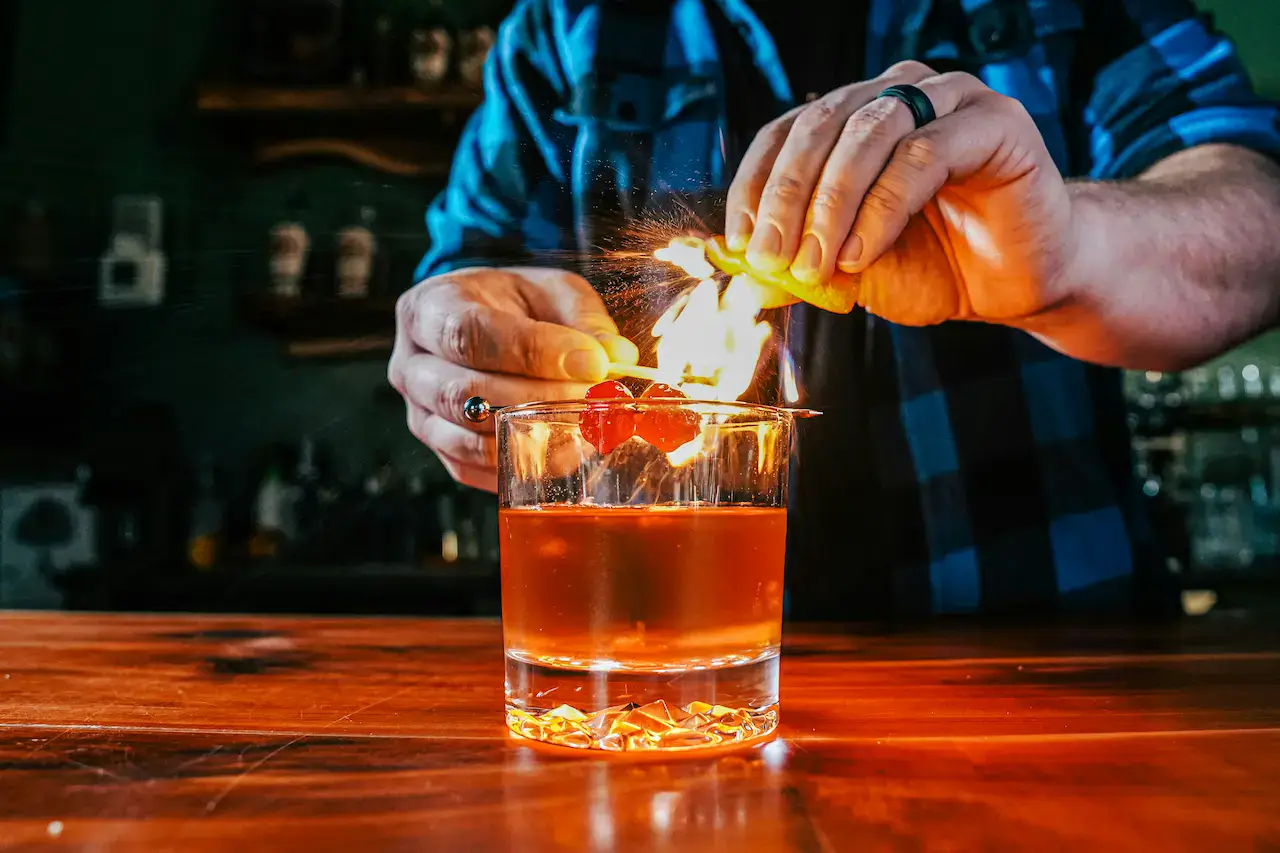 Service de boissons alcoolisées derrière un bar, un enjeu de responsabilité civile.