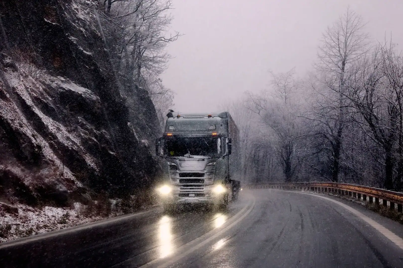 Camion sur une route du Québec, risques du transport routier régional