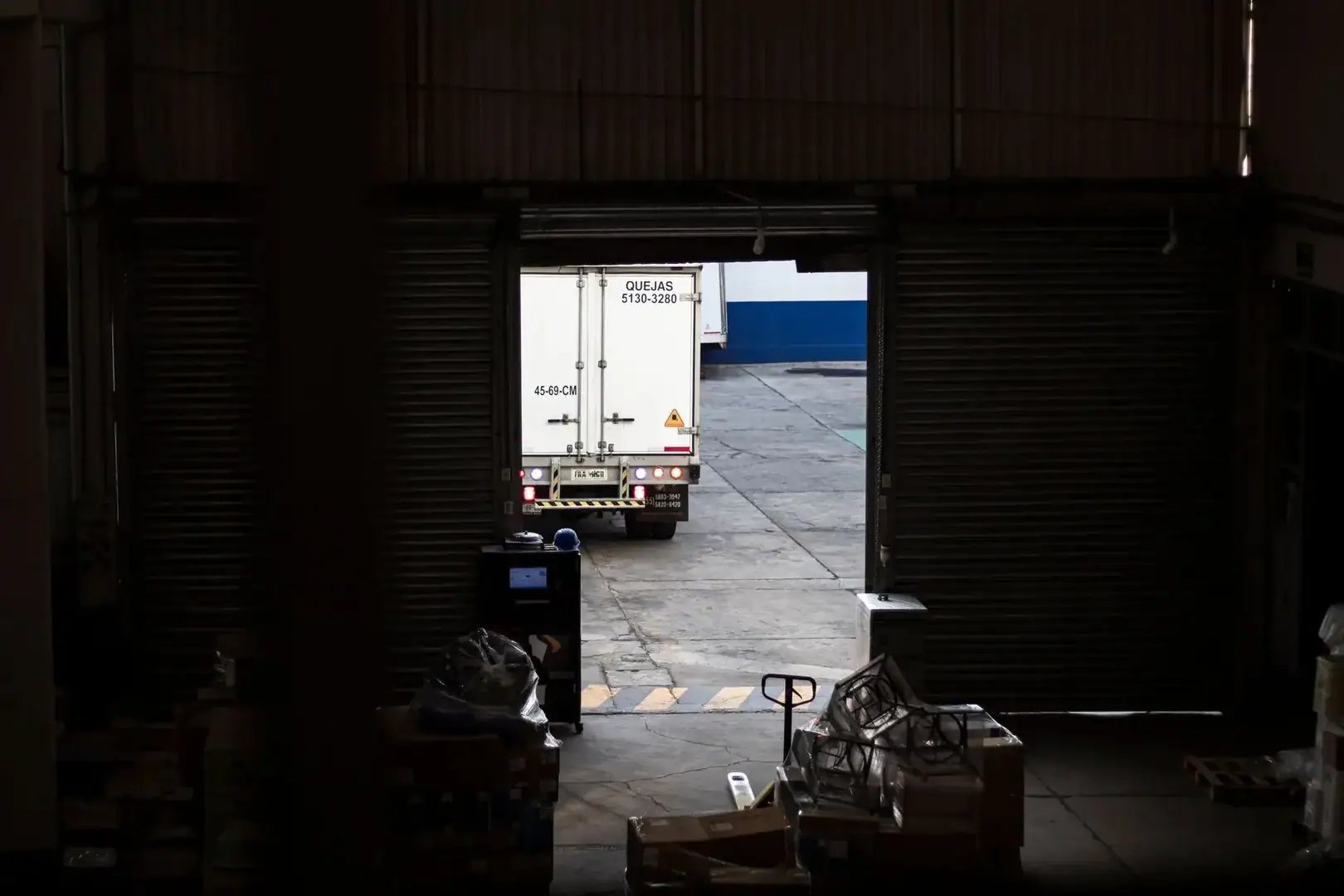 Chargement d'un camion de livraison dans un entrepôt, assurance transport de marchandises
