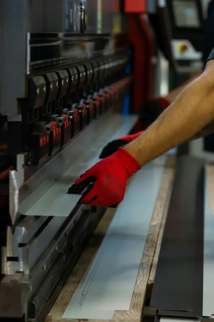 Technicien qui répare un équipement de production après un bris soudain.