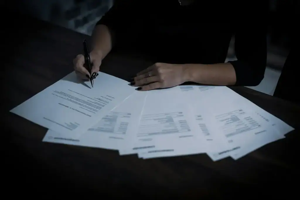 Dirigeante qui révise les documents de son contrat d'assurance entreprise avant de les signer