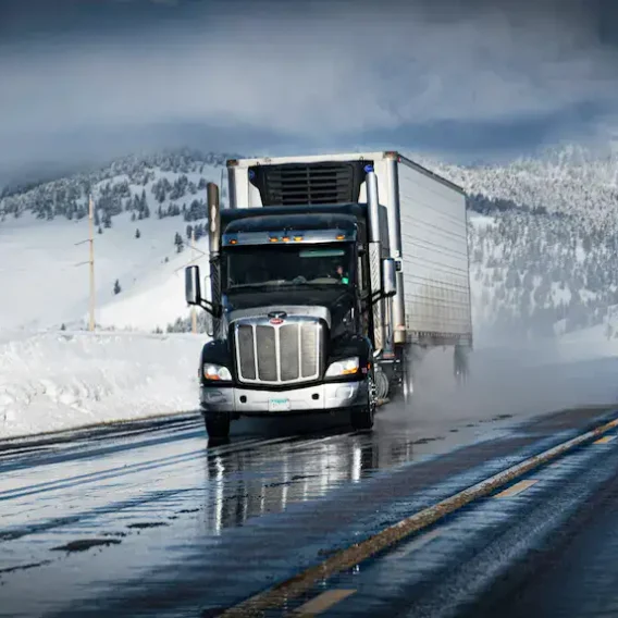 Camion lourd sur une route du Québec, exemple d'assurance transport et de camionnage
