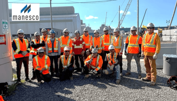 Équipe de travailleurs de Manessco en dossards orange sur un chantier
