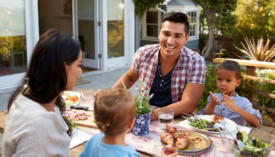 Famille à l'extérieur de la maison