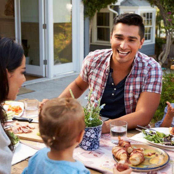 Famille à l'extérieur de la maison