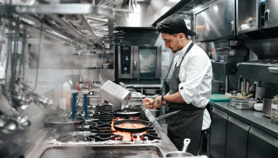 Cuisine de restaurant où l’équipement de protection incendie fait partie d’une bonne assurance hébergement et restauration