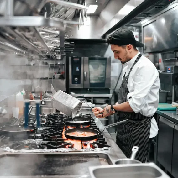 Cuisine de restaurant où l’équipement de protection incendie fait partie d’une bonne assurance hébergement et restauration