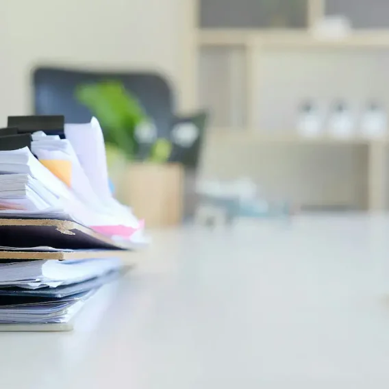 Dossier de réclamation pour un sinistre en entreprise avec documents et photos