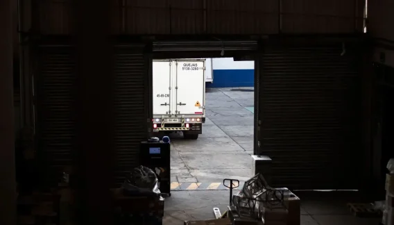 Chargement d'un camion de livraison dans un entrepôt, assurance transport de marchandises