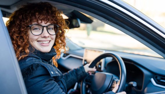une femme qui conduit sa voiture