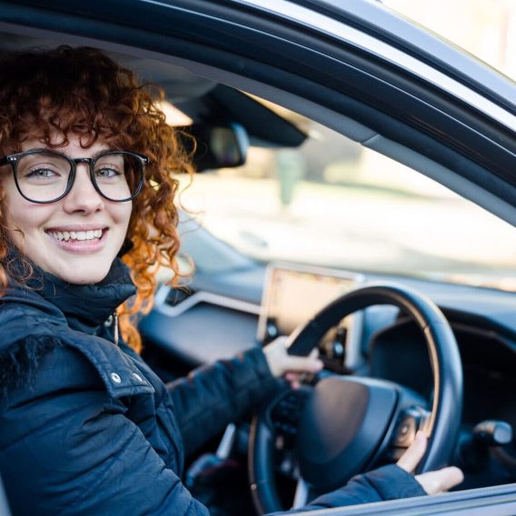 une femme qui conduit sa voiture