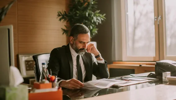 Propriétaire de PME qui prépare son renouvellement d’assurance entreprise avant de signer
