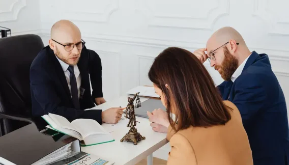 Rencontre entre un professionnel et son client, contexte d'assurance responsabilité professionnelle