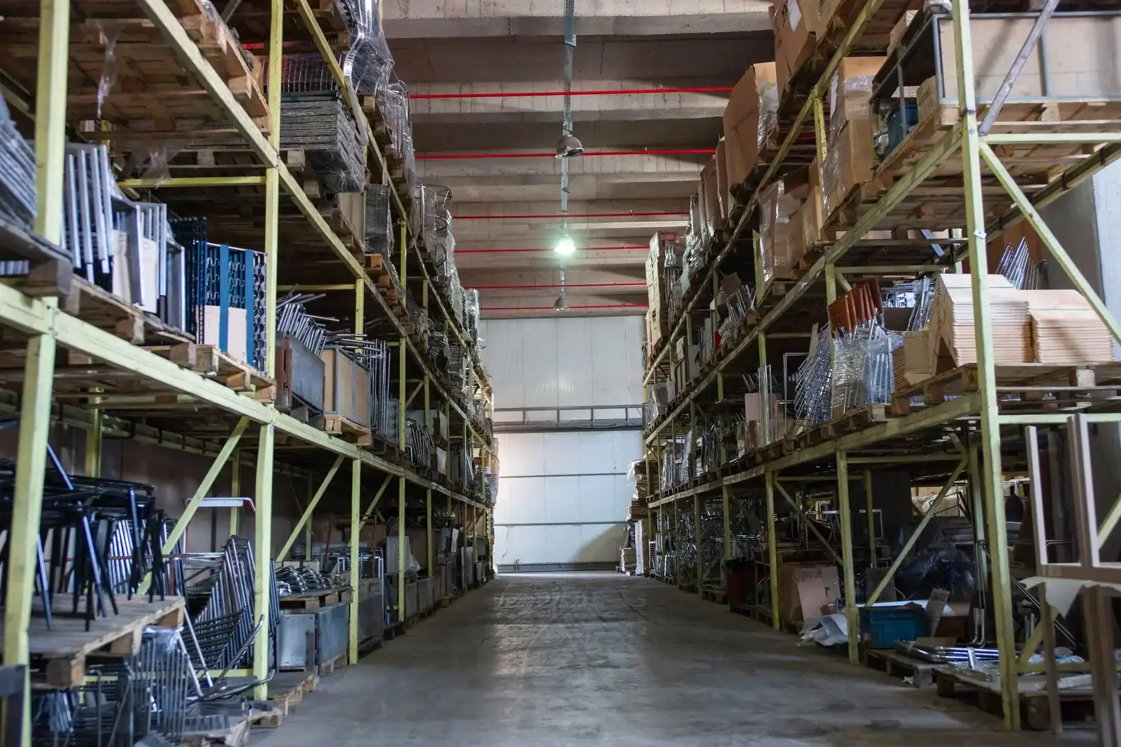 Entrepôt avec palettes entreposées, assurance entreposage pour PME