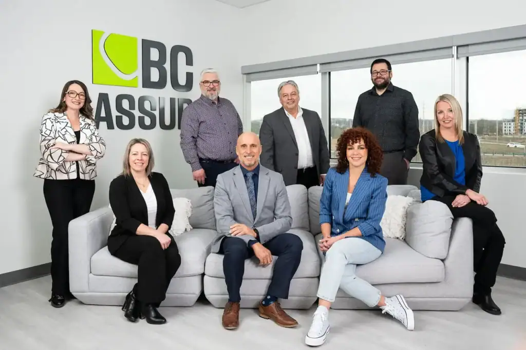 Équipe de courtiers en assurance de dommages réunie dans les bureaux du cabinet
