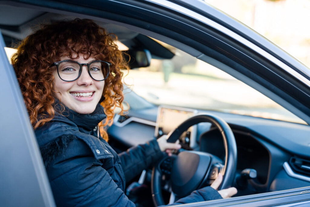 une femme qui conduit sa voiture