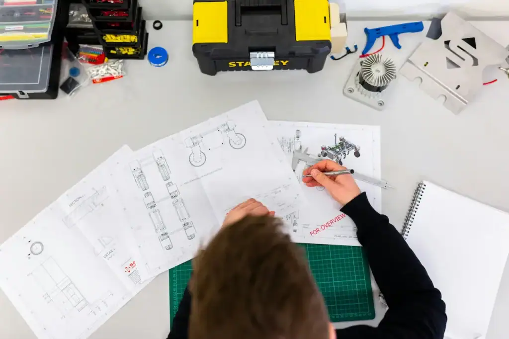 Ingénieur qui vérifie des plans techniques, un métier visé par l'assurance responsabilité civile professionnelle