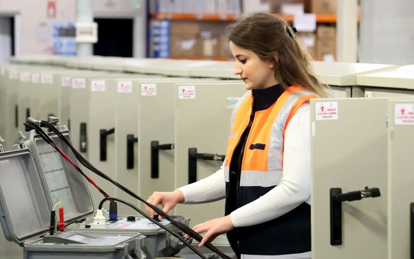 Inspection du système électrique d'un bâtiment commercial pour évaluer la prime d'assurance