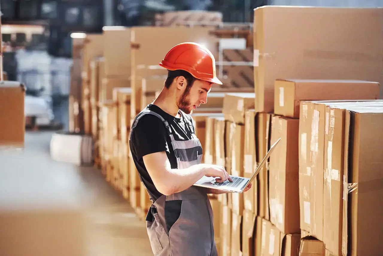 Inspection de l’inventaire et de l’équipement avant le renouvellement d’une assurance commerciale.