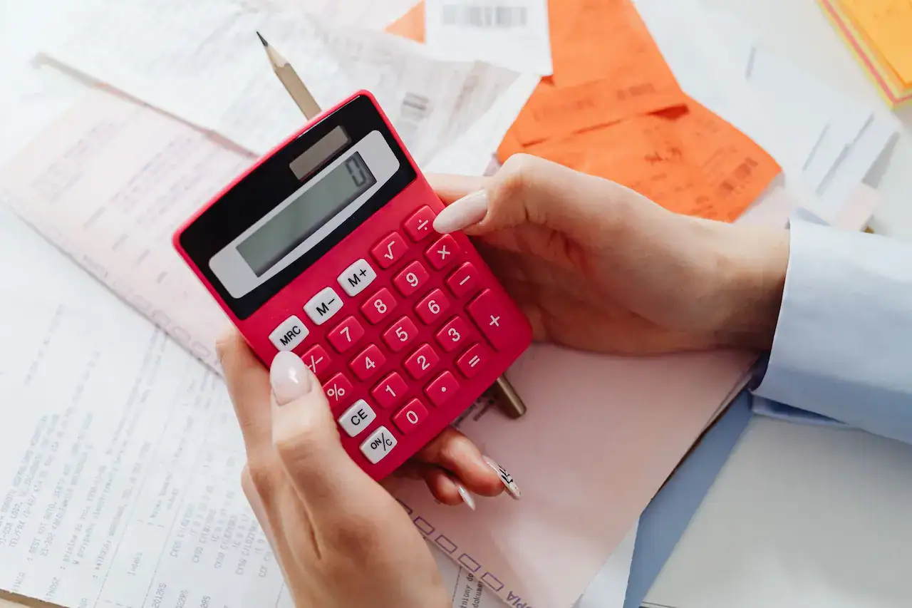 Propriétaire calculant l'impact financier d'une fermeture temporaire