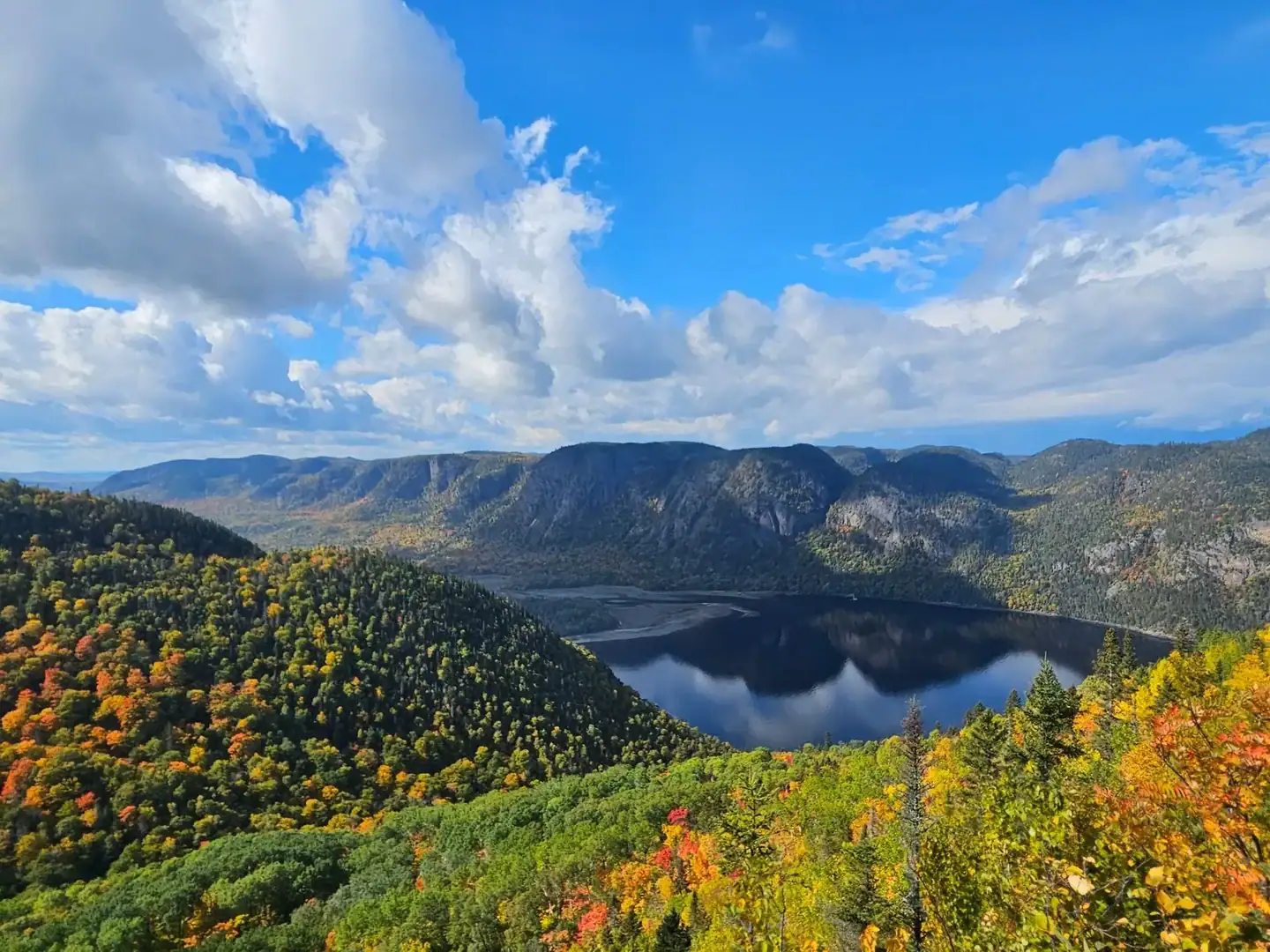 Paysage du fjord du Saguenay, tourisme régional et assurance saisonnière 