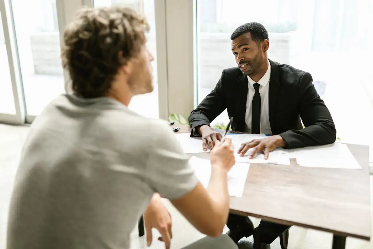Rencontre avec un courtier indépendant pour un dossier d'entreprise à risque